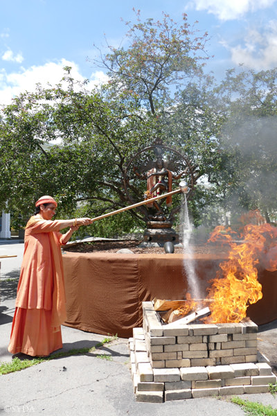 Gurumayi making offering to fire