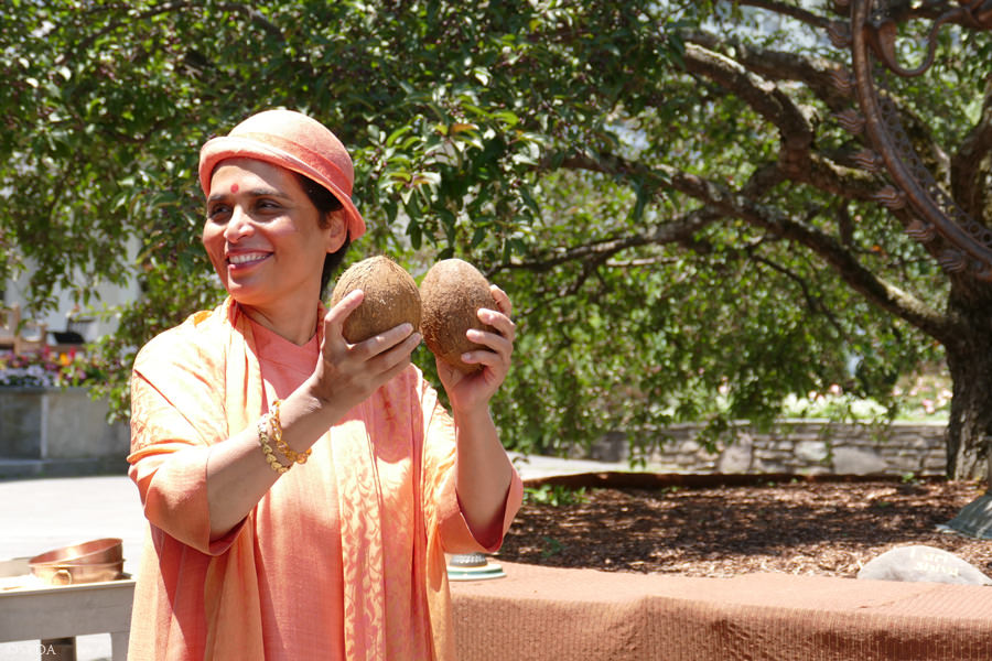 Gurumayi offering coconuts to fire