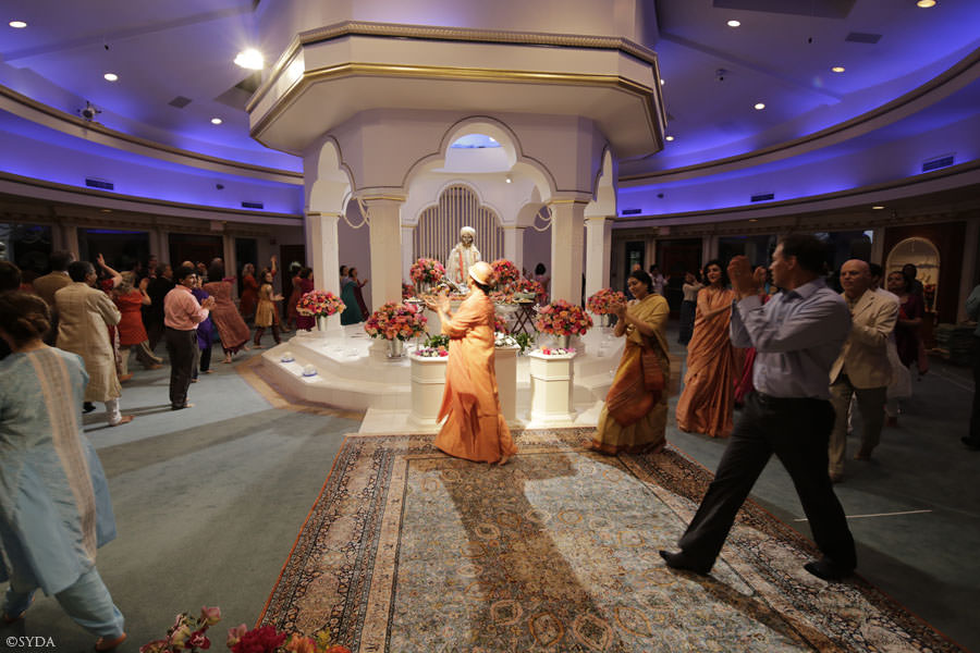 Gurumayi dancing
